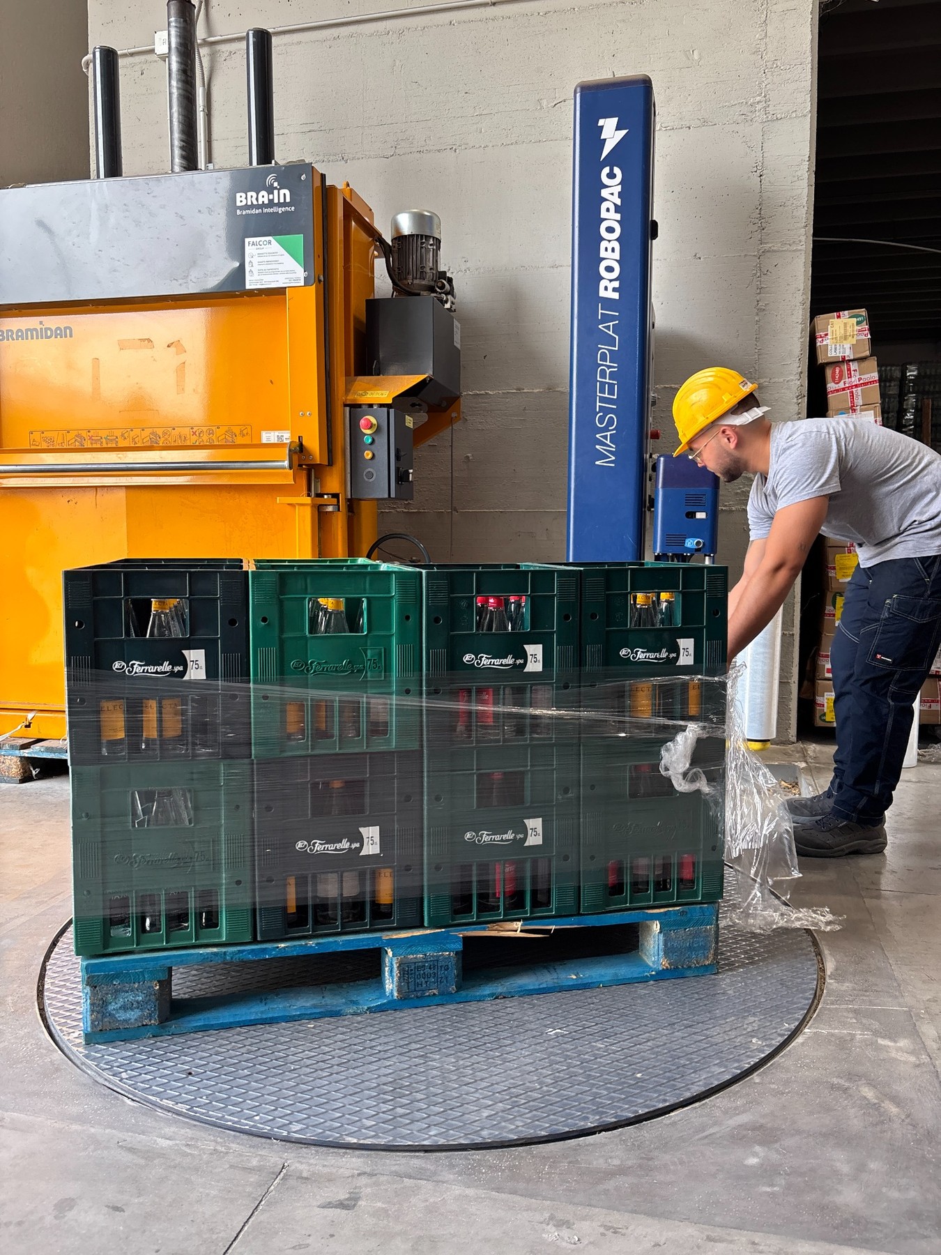 Preparazione e fasciatura di un pallet beverage nel magazzino LP Distribuzione