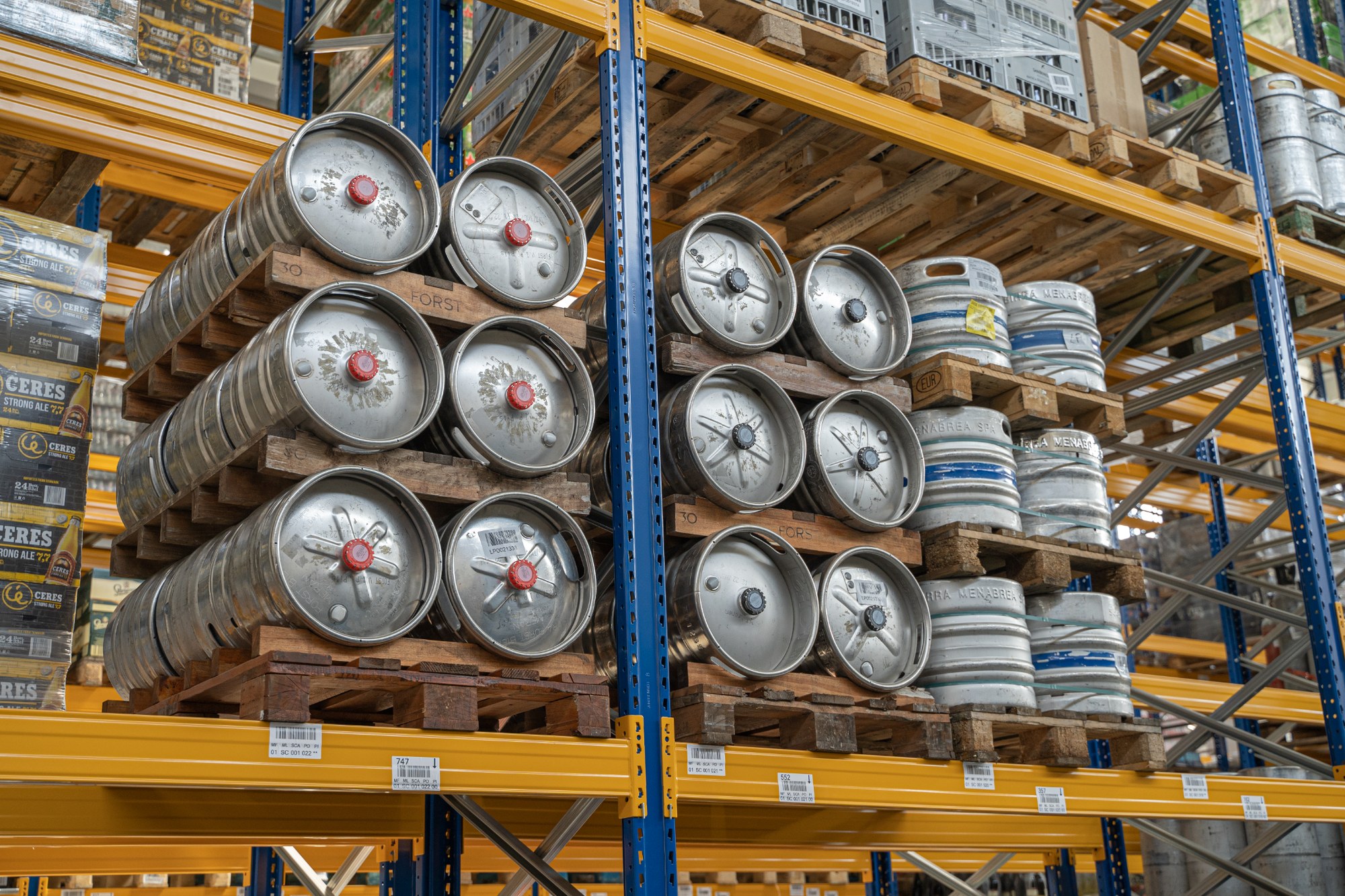 Fusti beverage stoccati nel magazzino LP Distribuzione