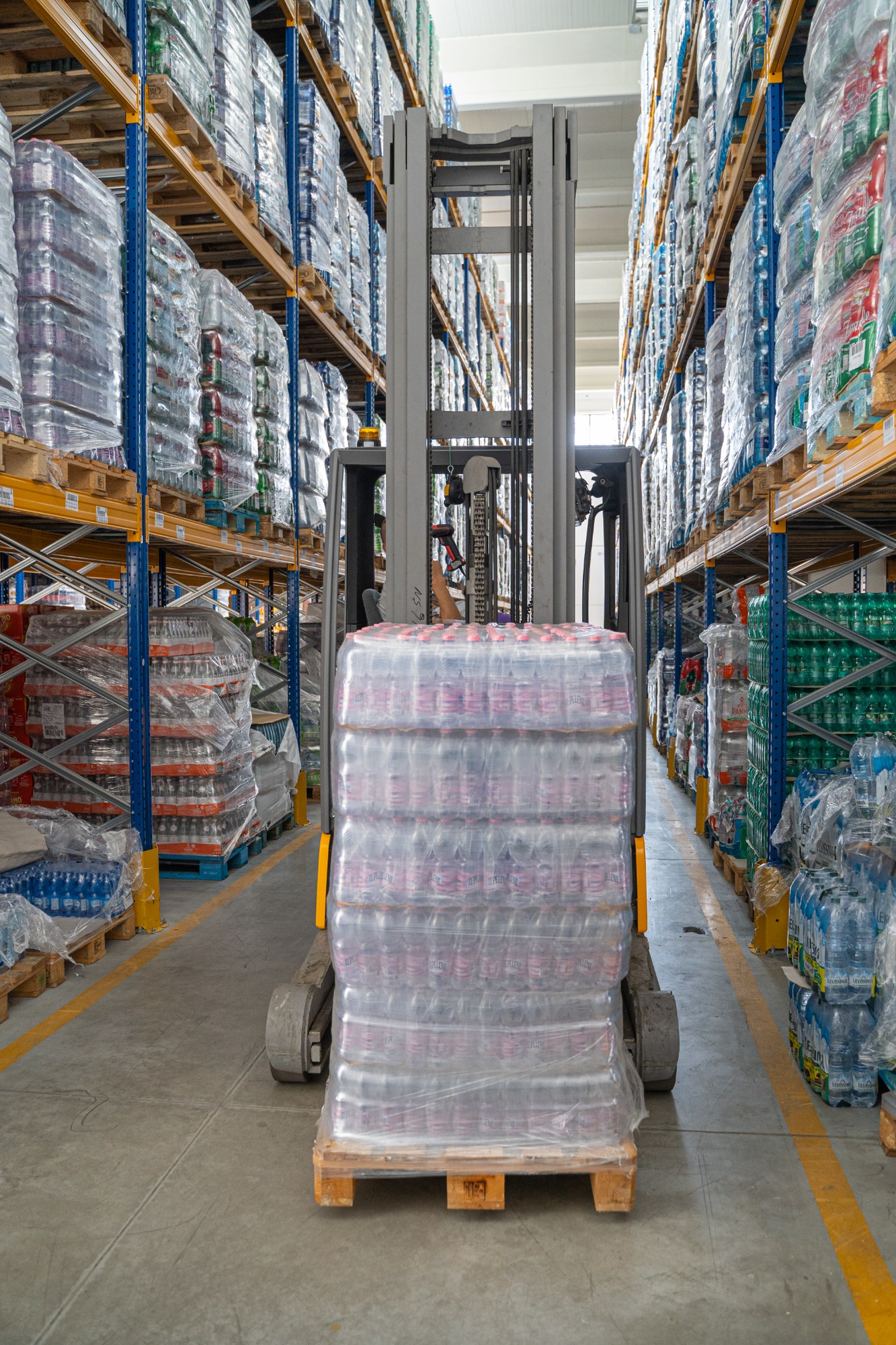 Movimentazione pallet nel magazzino LP Distribuzione