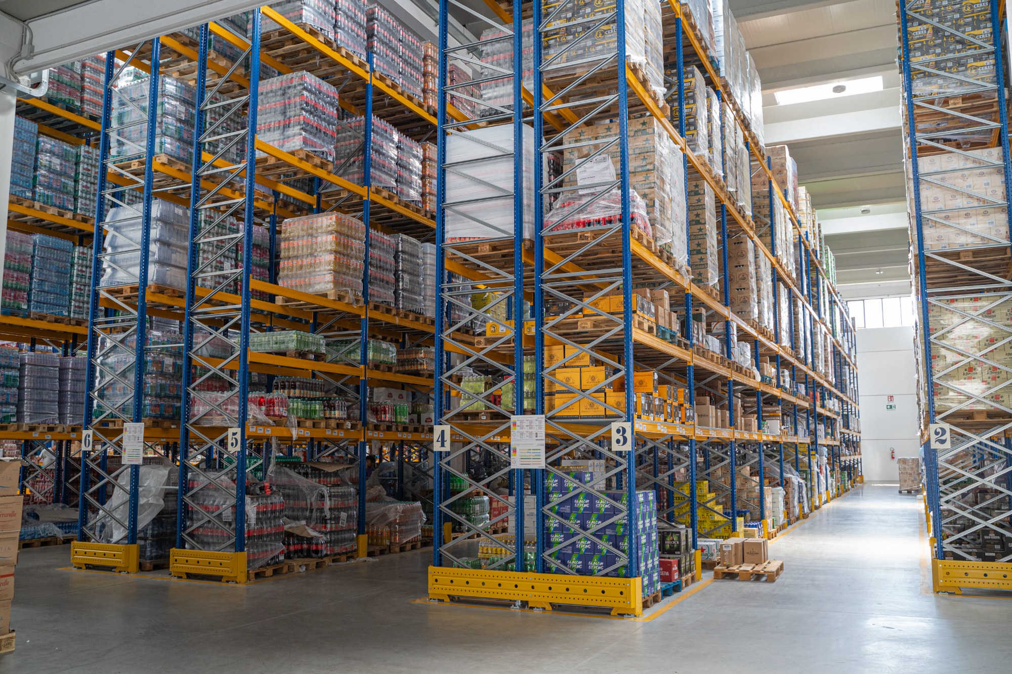 Magazzino LP Distribuzione con scaffalature ad alta capacità