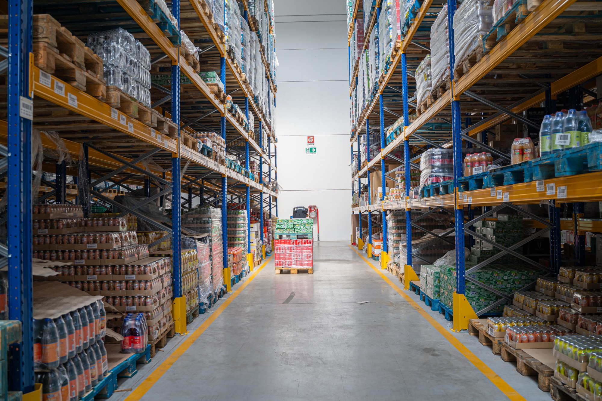 Corsia beverage LP Distribuzione con pallet e scaffalature