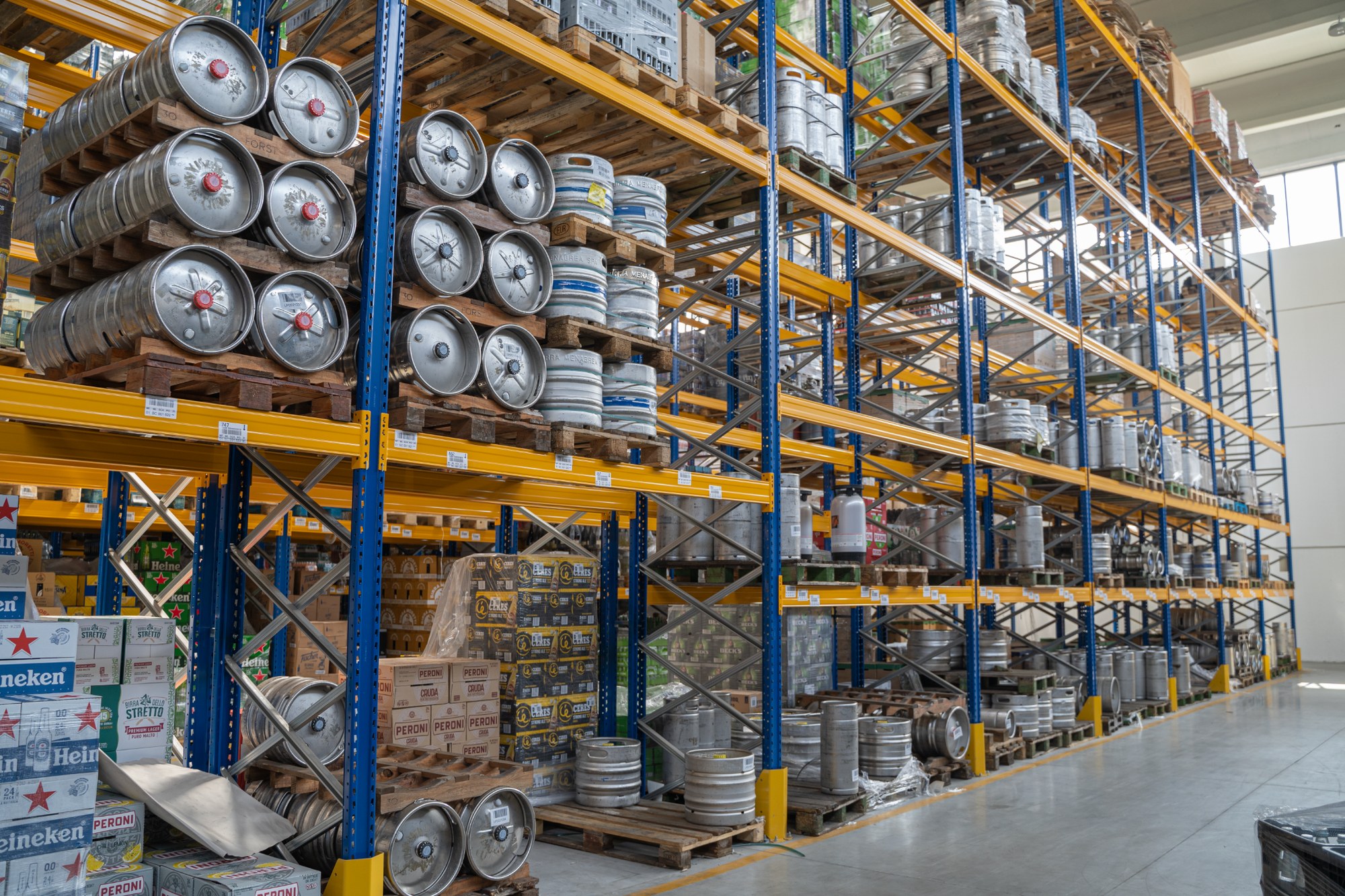 Fusti beverage stoccati nel magazzino LP Distribuzione